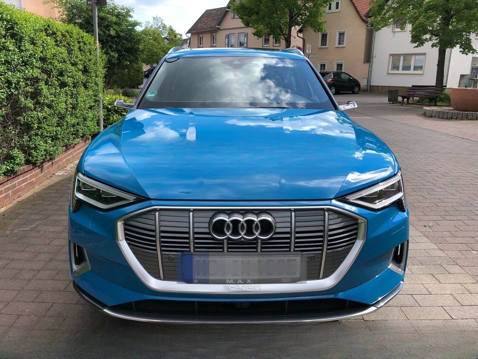 Audi e-tron 55 Quattro-edition one-Antiguablau mieten foto 2