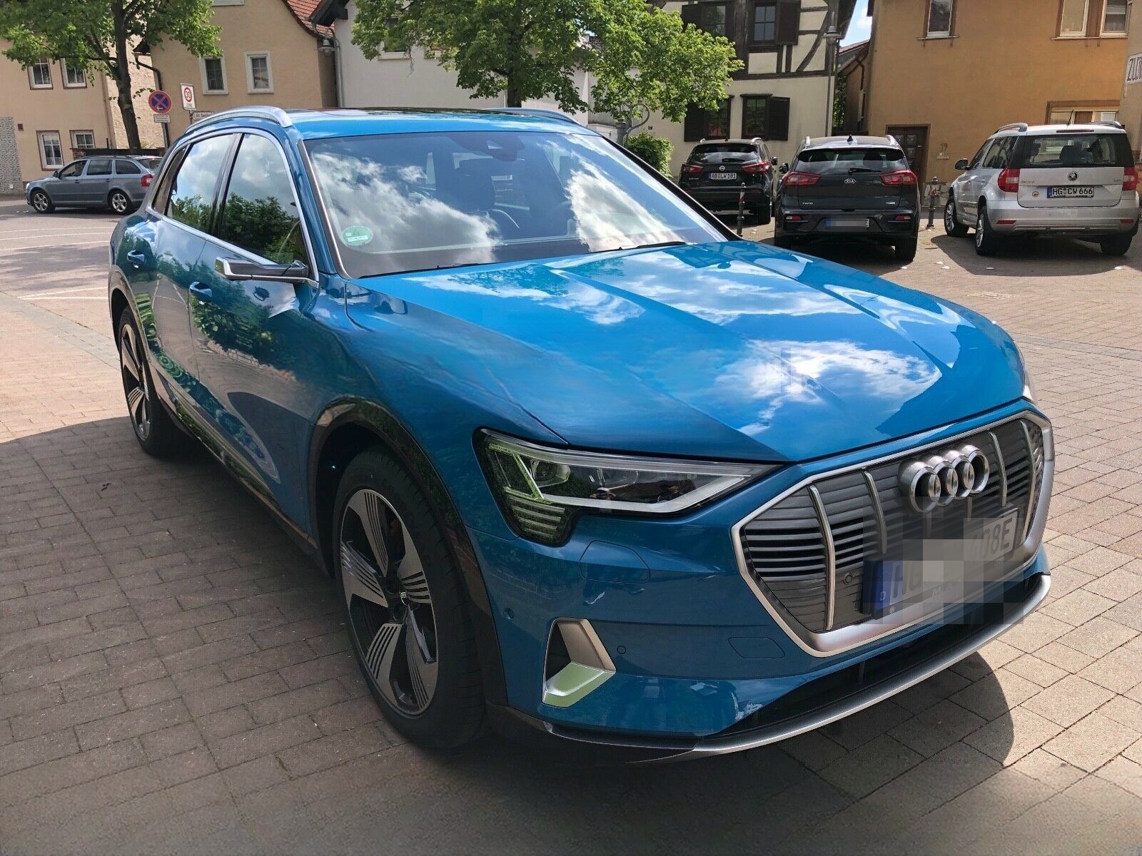 Audi e-tron 55 Quattro-edition one-Antiguablau mieten foto 3
