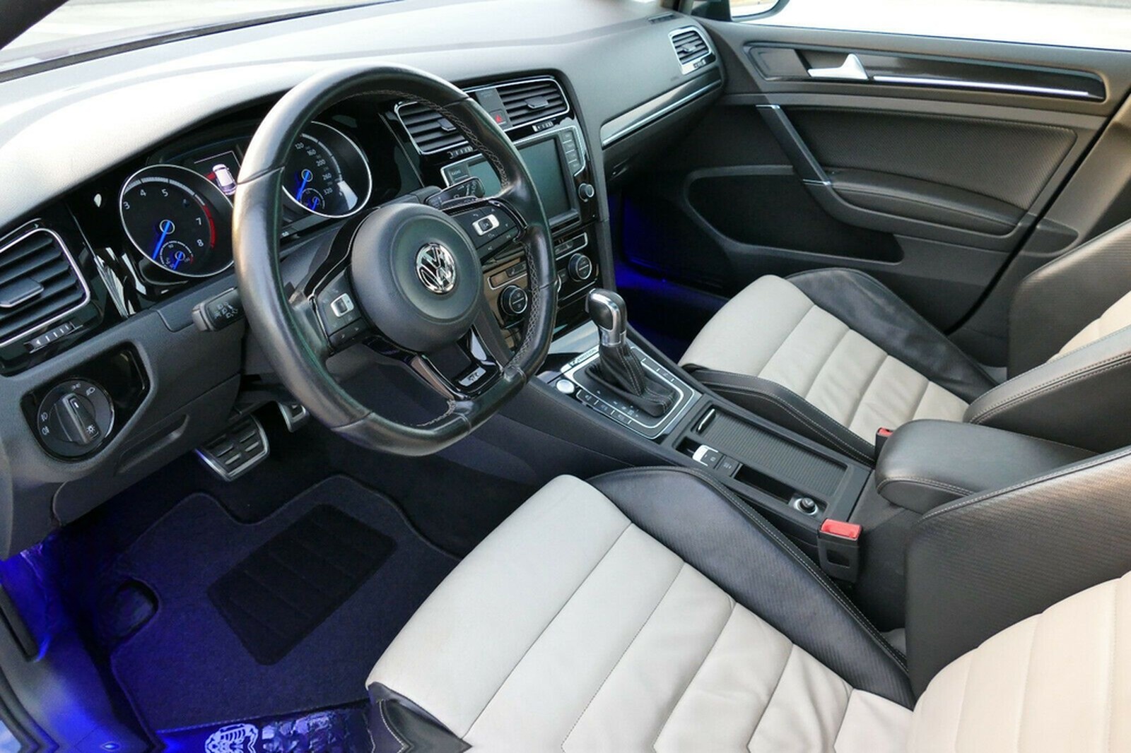 Volkswagen Golf 2.0 TSI DSG 4MOTION R  PANO NAVI DCC ACC foto 18