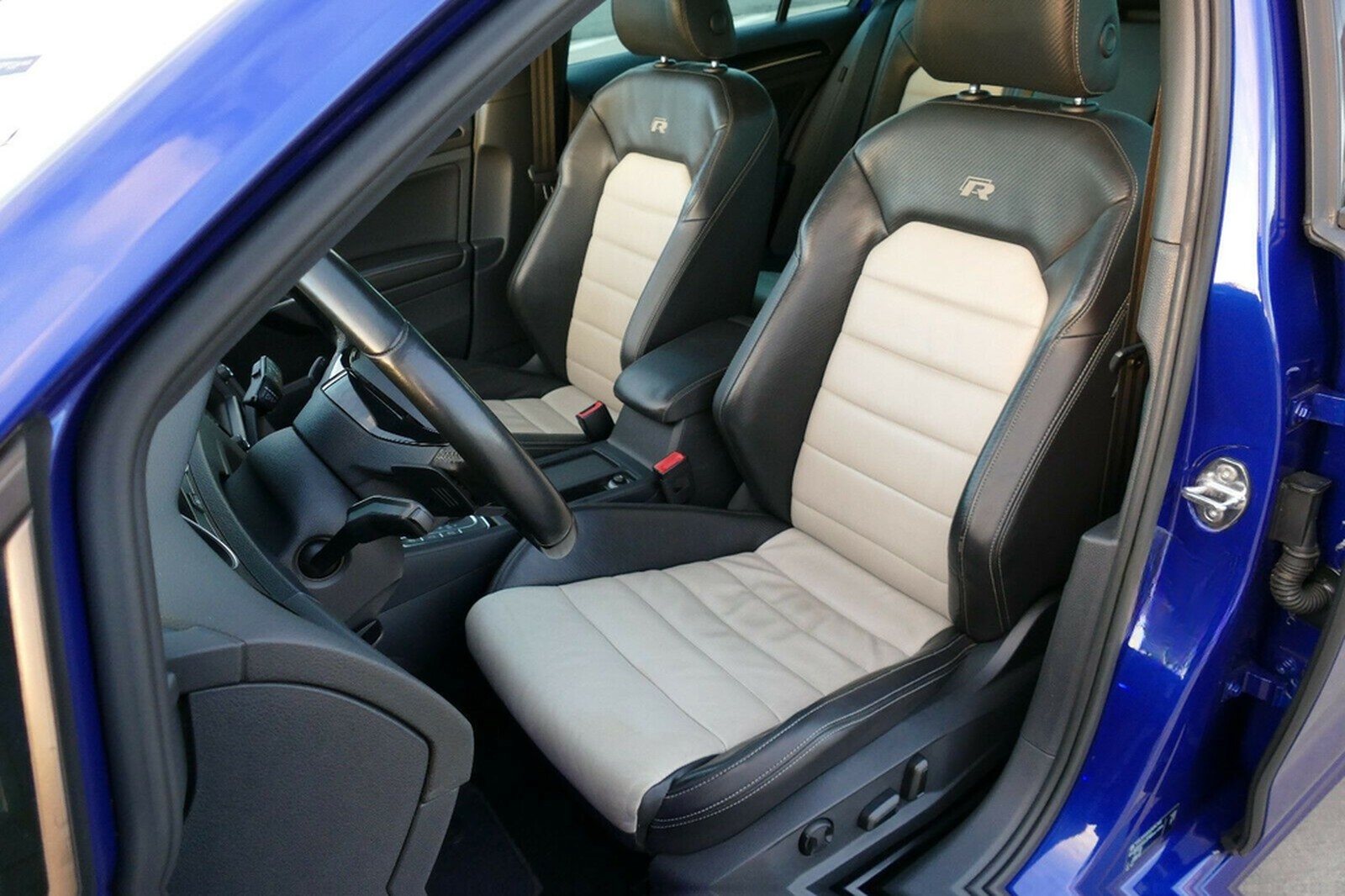 Volkswagen Golf 2.0 TSI DSG 4MOTION R  PANO NAVI DCC ACC foto 19