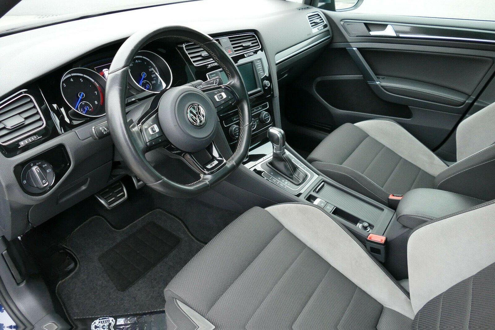 Volkswagen Golf 2.0 TSI DSG 4MOTION BMT R Variant PANO NAVI foto 18
