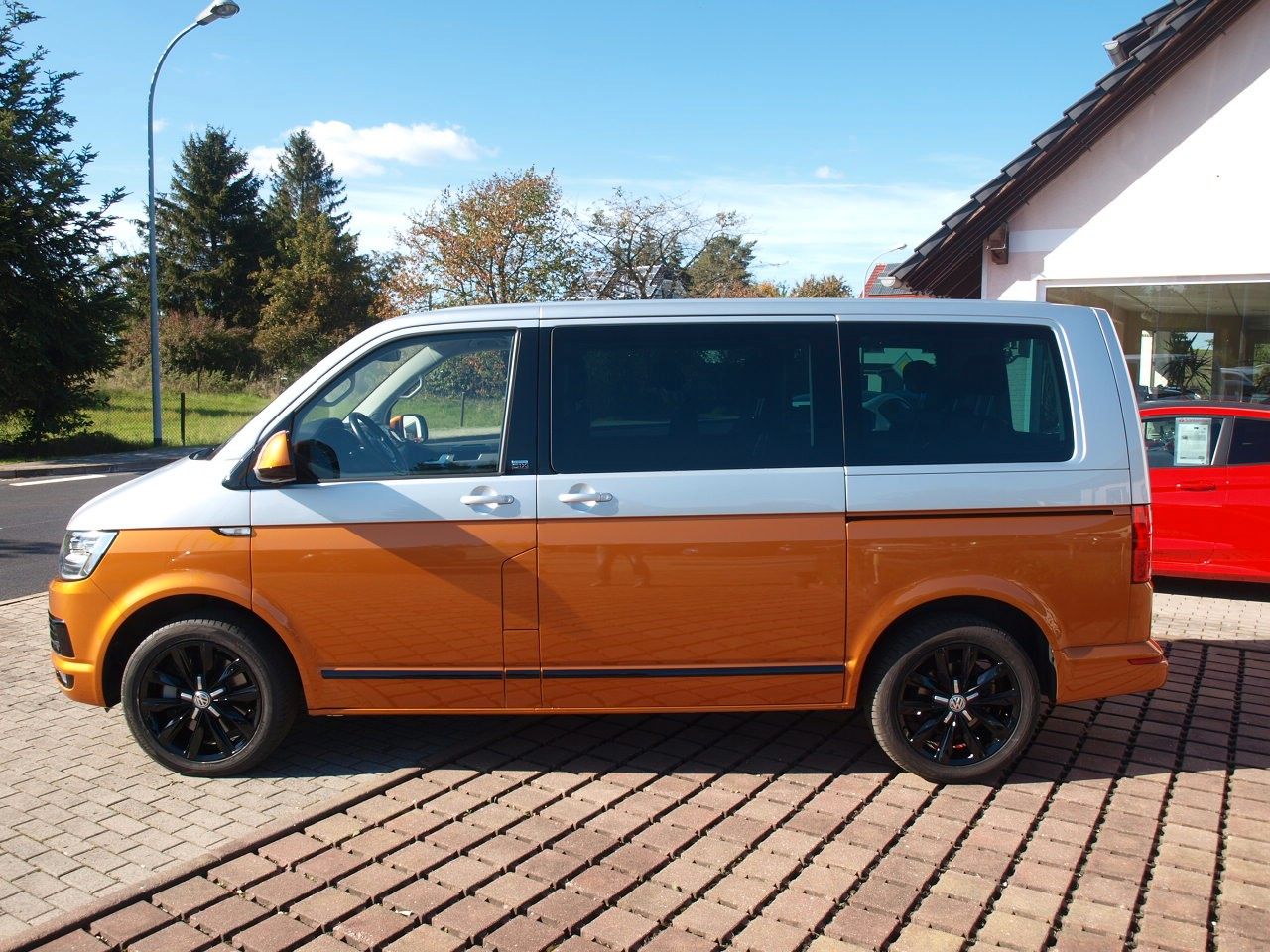 Volkswagen T6 Multivan Generation Six mit Sonderlackierung foto 2
