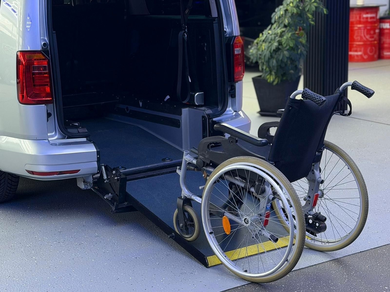 Volkswagen Caddy-DSG-Maxi-Behindertengerecht-Rampe- foto 13
