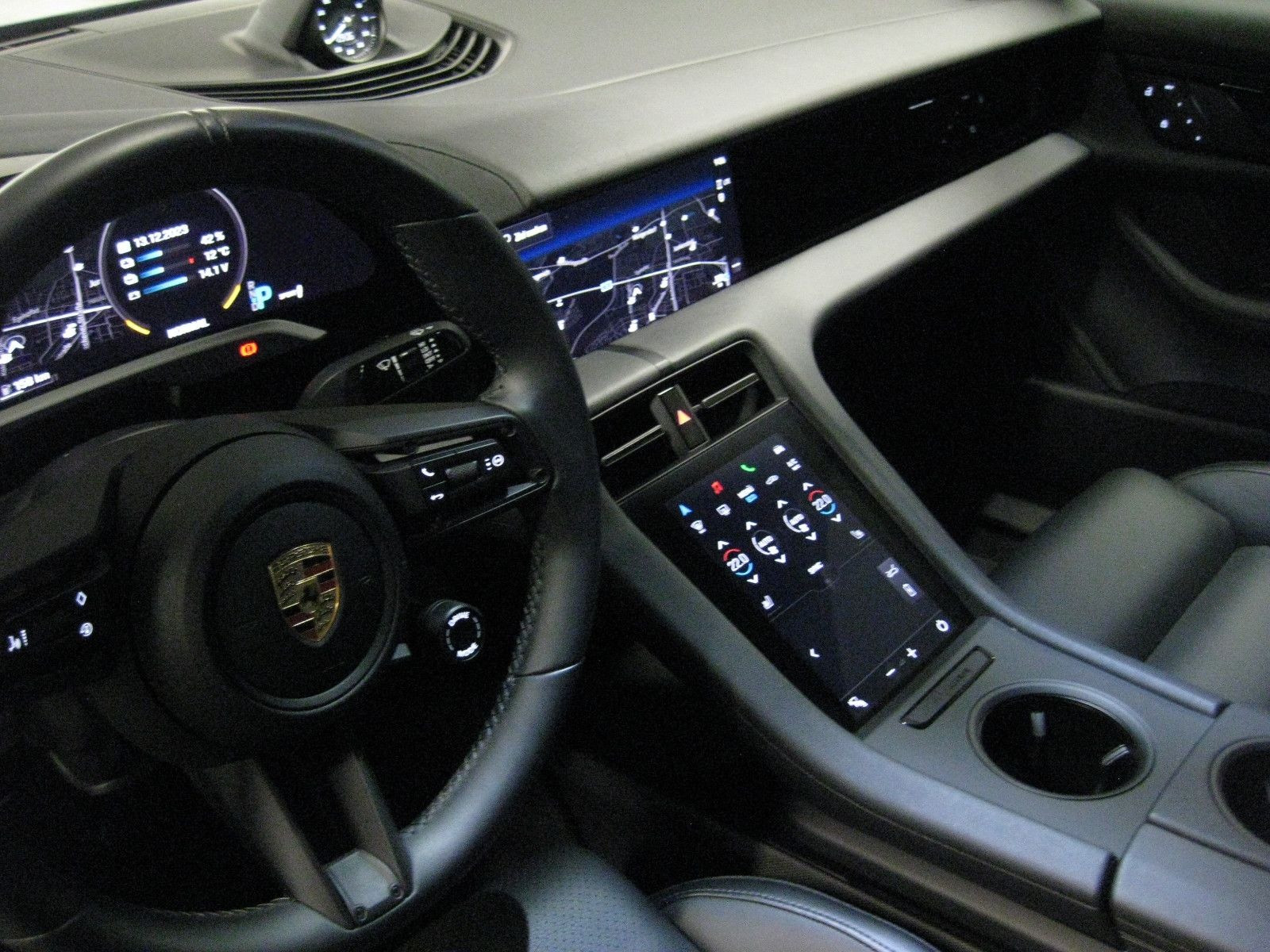 Porsche Taycan schw/schw,,per.batt,20",kamera foto 24