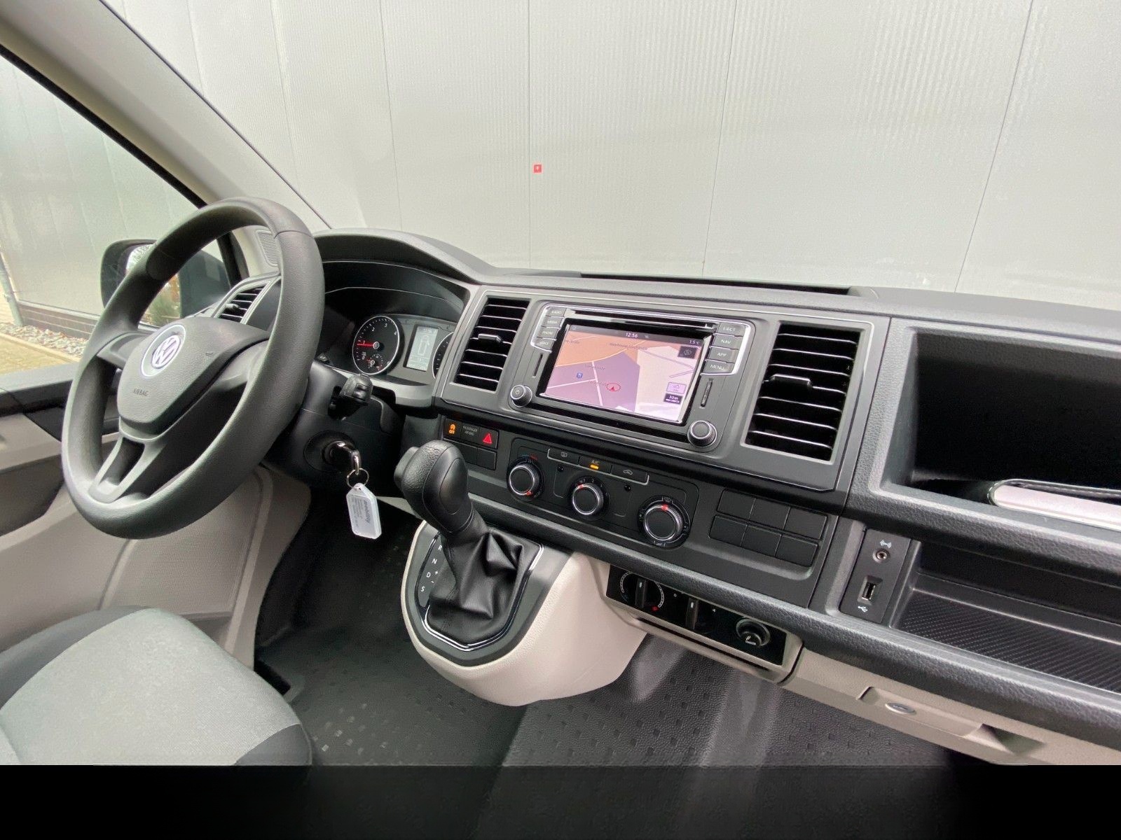 Volkswagen T6 Kombi lang DSG Rollstuhl Rampe AHK Klima Navi foto 14