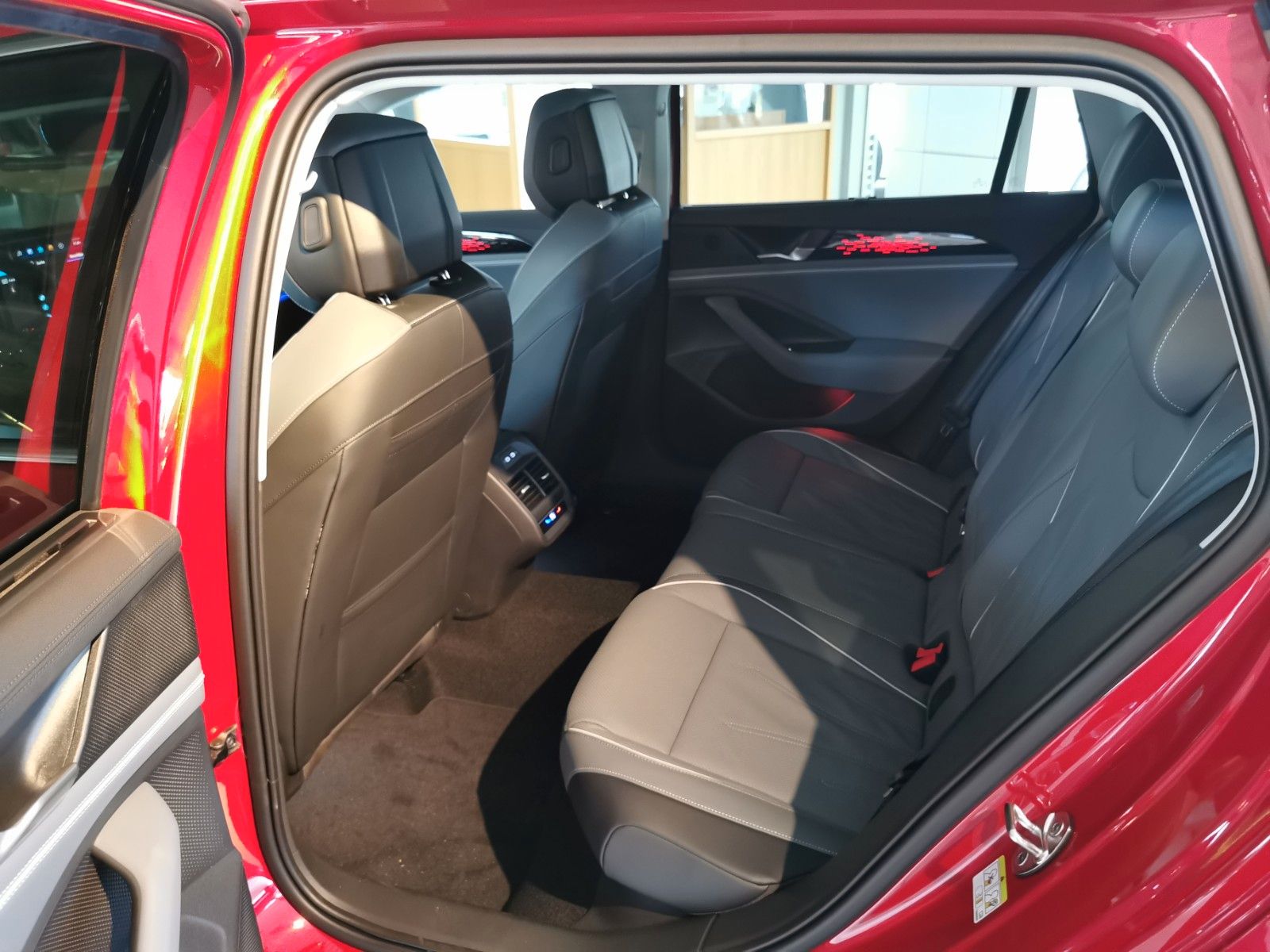 Volkswagen Passat 2,0 l TDI*Leder*ERGO*ACC*AHK*Matrix*Pano* foto 8