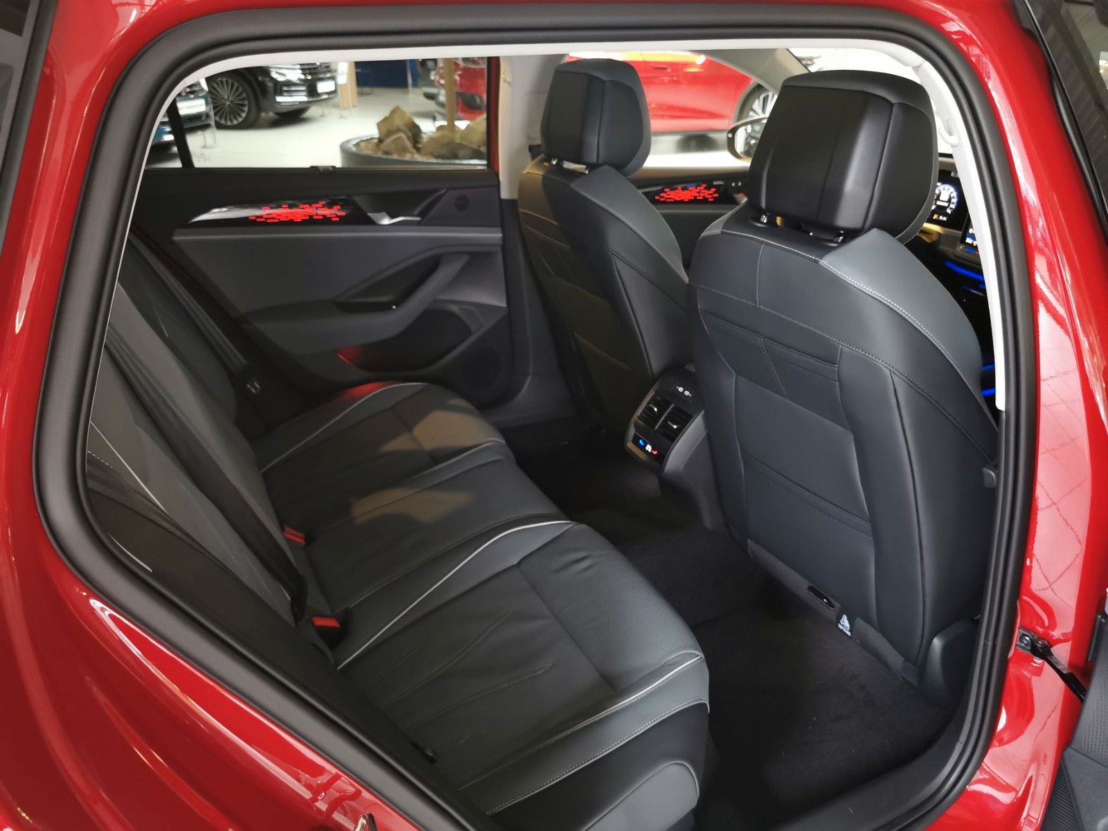 Volkswagen Passat 2,0 l TDI*Leder*ERGO*ACC*AHK*Matrix*Pano* foto 10