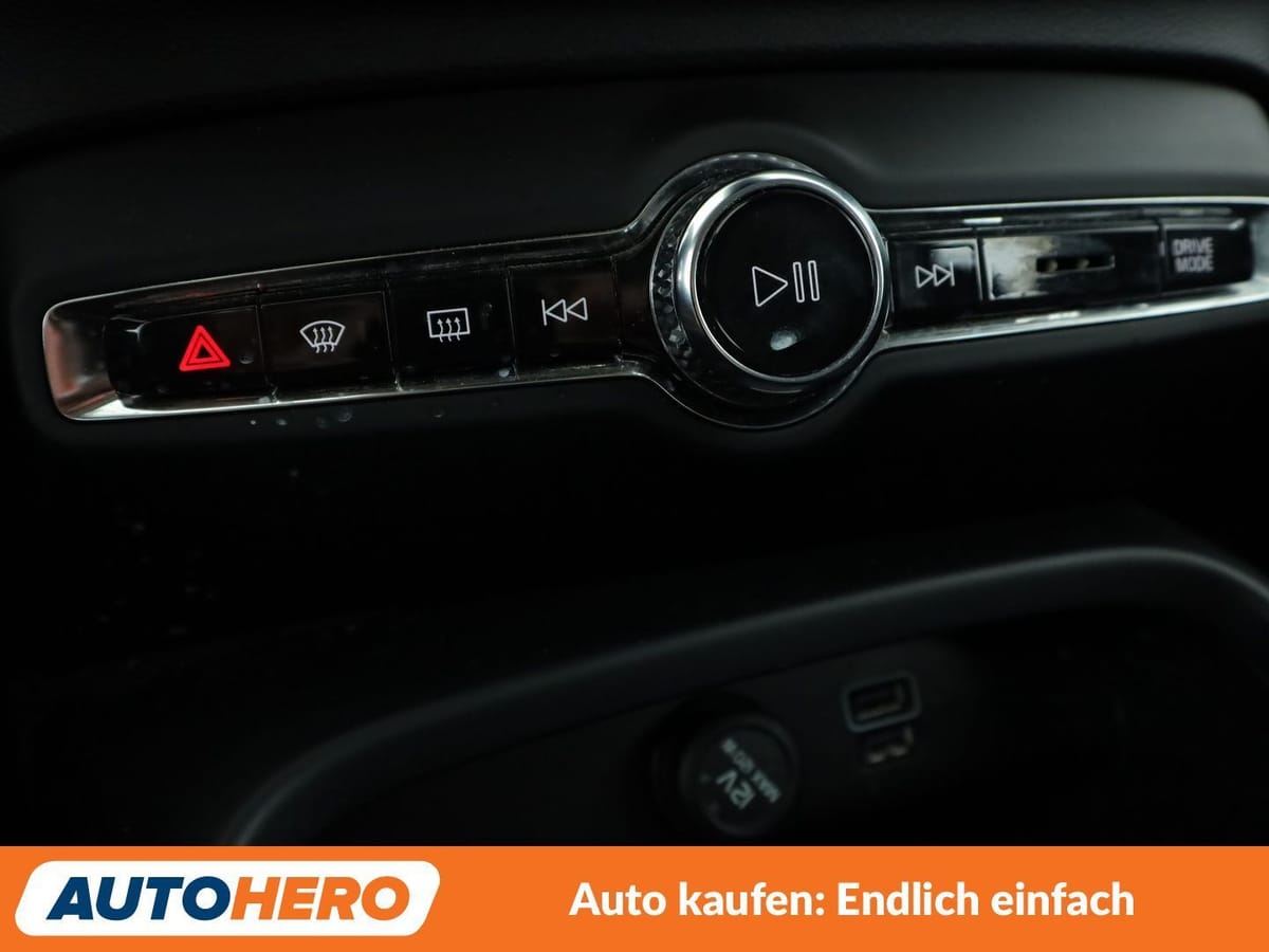 Volvo XC40 2.0 D3 Momentum Pro 2WD Aut. LED NAVI TEMPO foto 24
