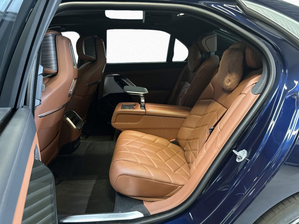BMW 740d xD DAPr ExecutiveLo Fond Entertainment Sthz foto 13