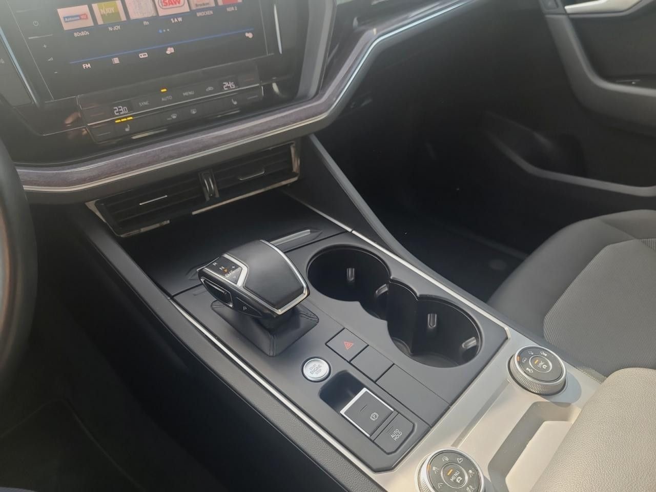 Volkswagen Touareg 3.0TDI V6 AHK DynAudio Kamera Pano foto 14