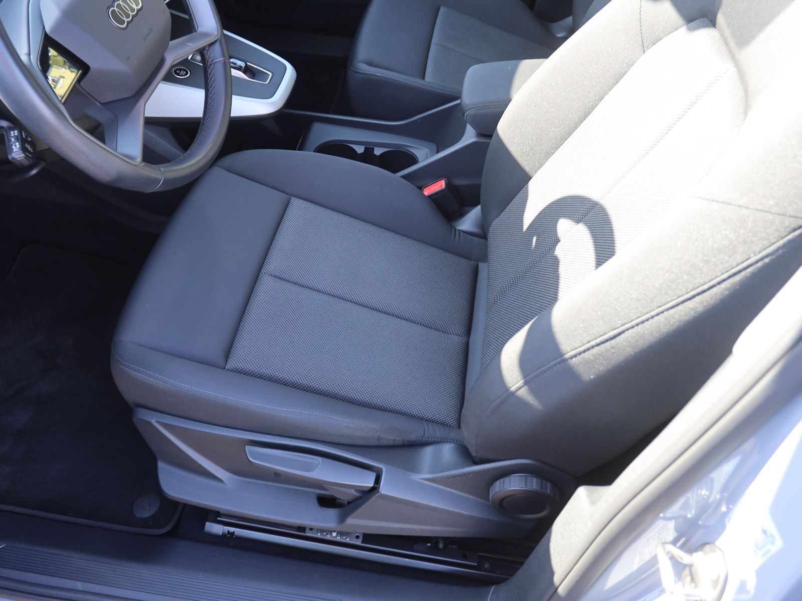 Audi Q4 e-tron 40 Navi LED ACC Standklima DAB foto 13