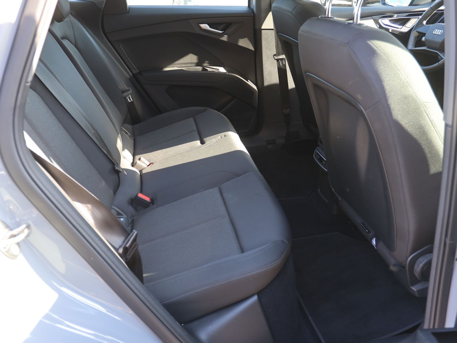 Audi Q4 e-tron 40 Navi LED ACC Standklima DAB foto 23