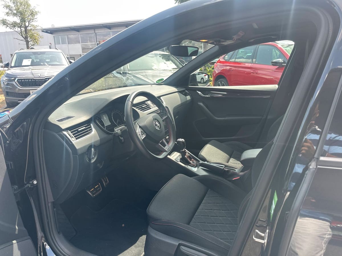 Skoda Octavia RS 2,0l TDI DSG NAVI SHZ AHK PANO foto 9