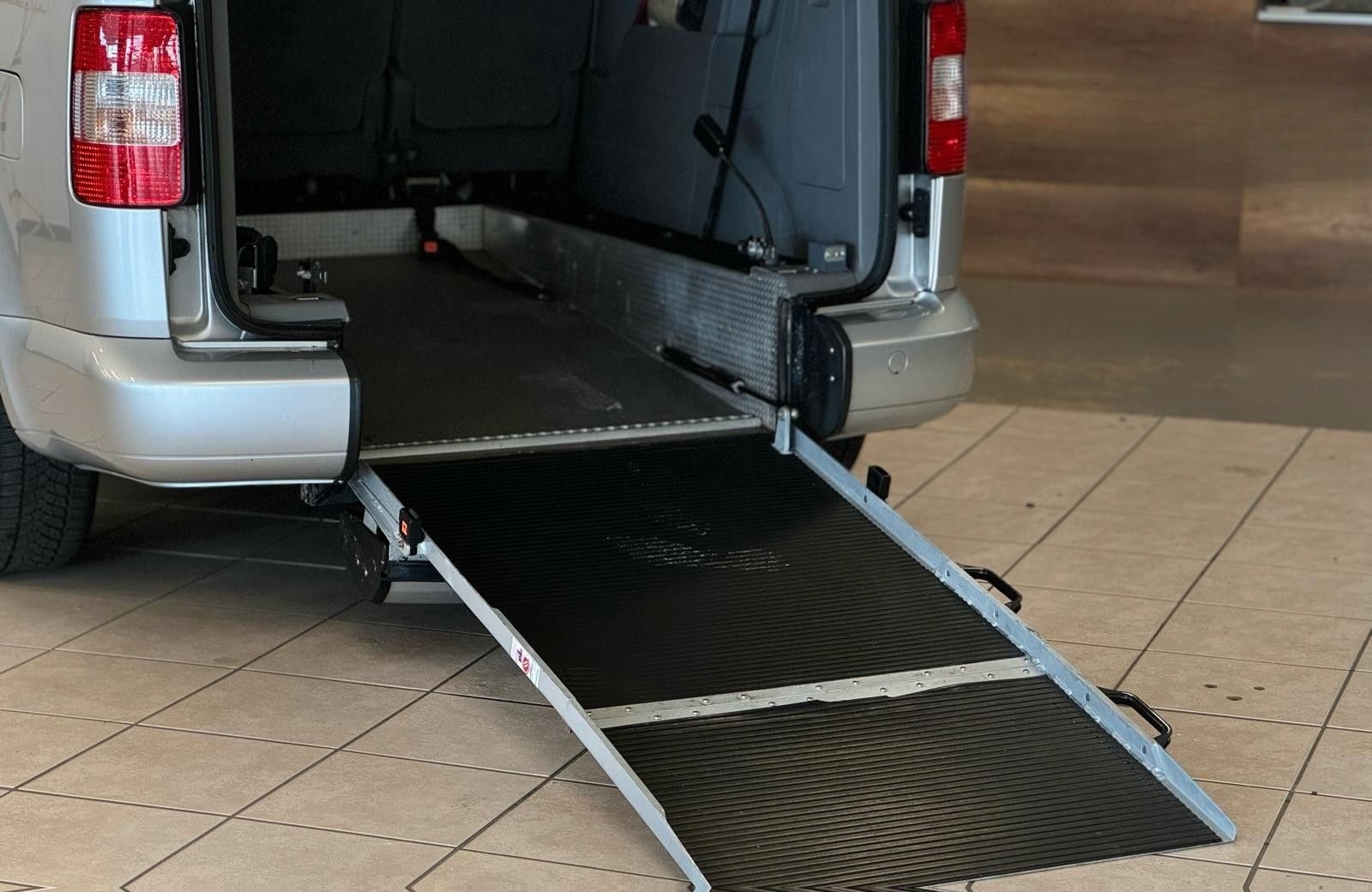 Volkswagen Caddy Maxi-Behindertengerecht-Rampe-1.Hand foto 19