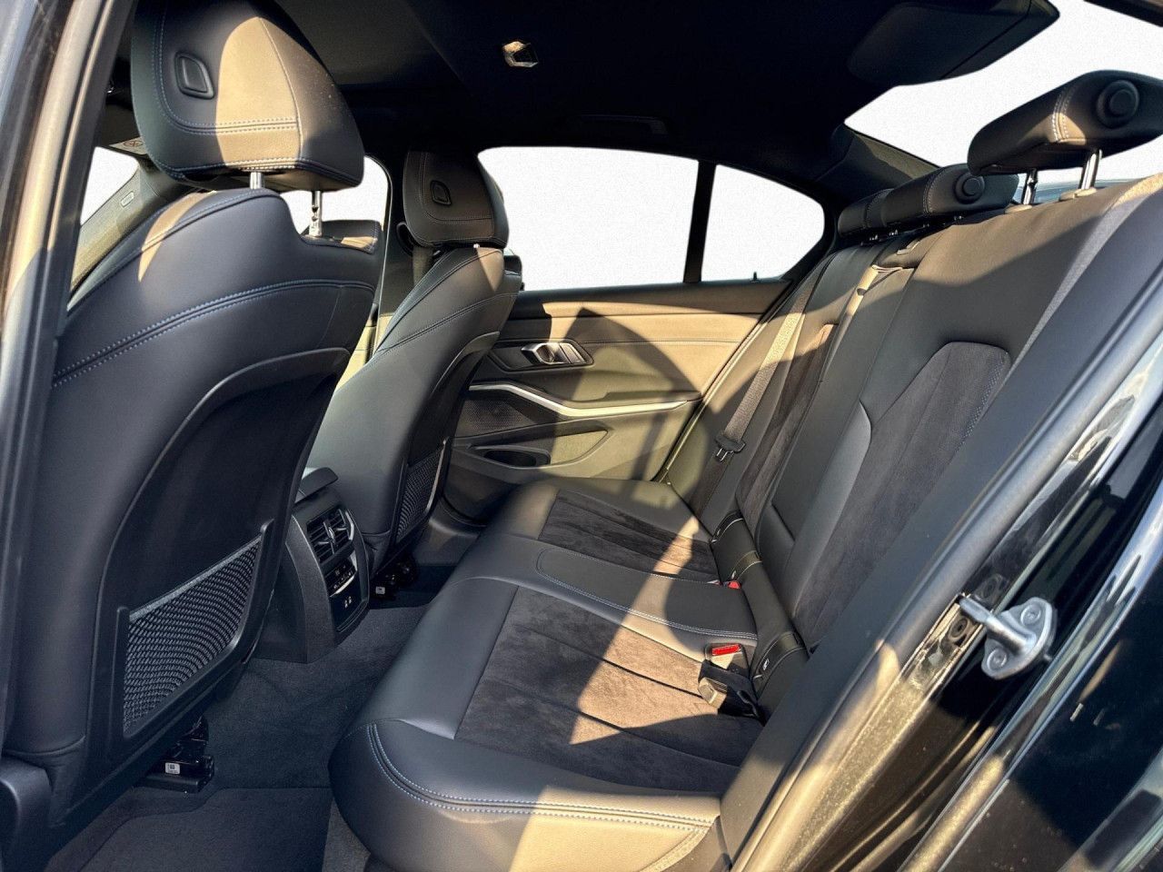 BMW 320dA M SPORT LivePro,LED,Glasdach,HUD,Kam,St+Go foto 15