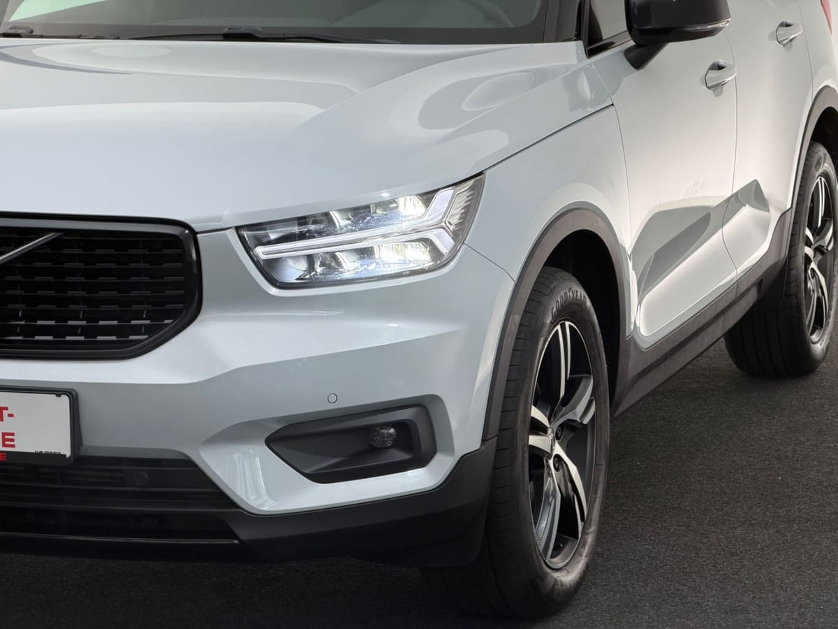 Volvo XC40 T3 R DESIGN LED-R.KAM-APP-SHZ-LHZ-ACC-WLAN foto 14