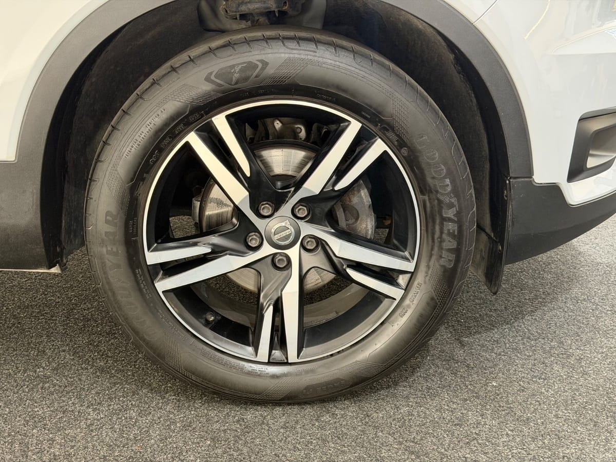 Volvo XC40 T3 R DESIGN LED-R.KAM-APP-SHZ-LHZ-ACC-WLAN foto 15