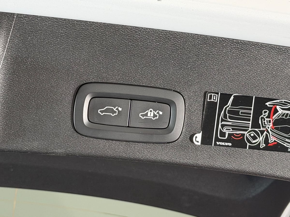 Volvo XC40 T3 R DESIGN LED-R.KAM-APP-SHZ-LHZ-ACC-WLAN foto 19