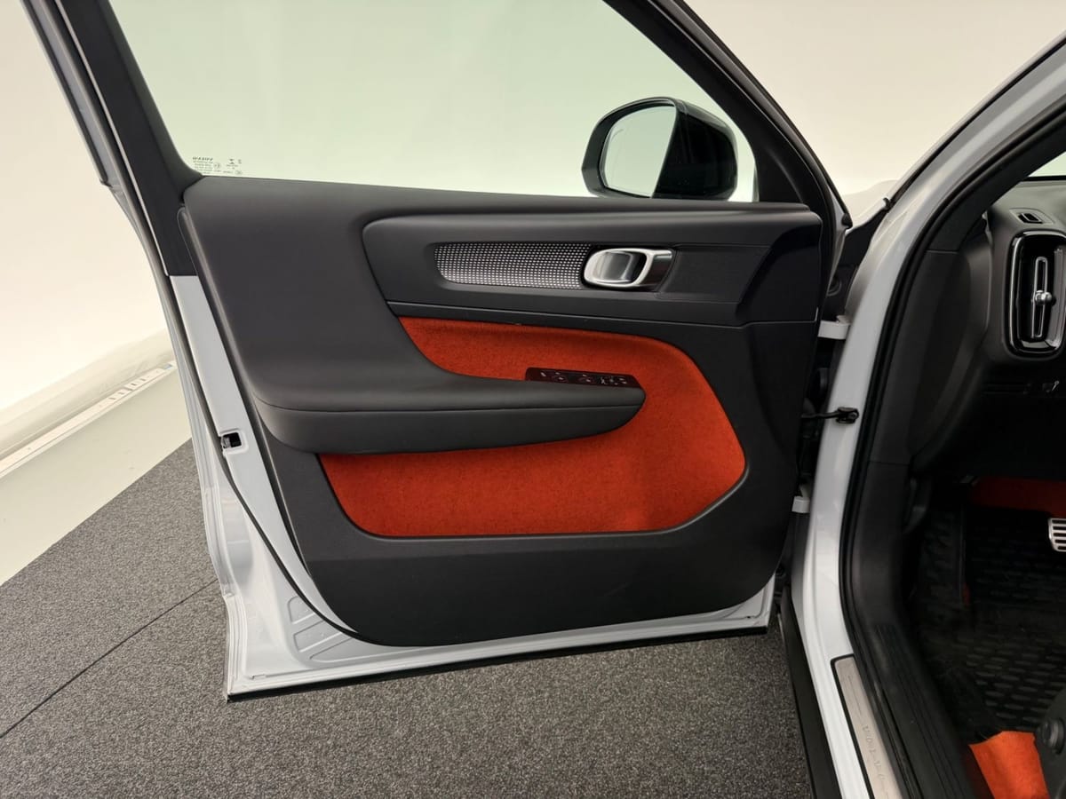 Volvo XC40 T3 R DESIGN LED-R.KAM-APP-SHZ-LHZ-ACC-WLAN foto 24