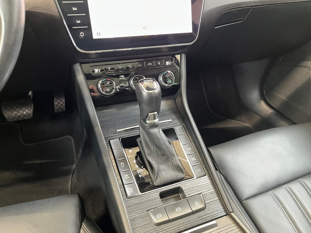 Skoda Superb Combi Premium Edition 2.0TDI DSG ACC DCC foto 9