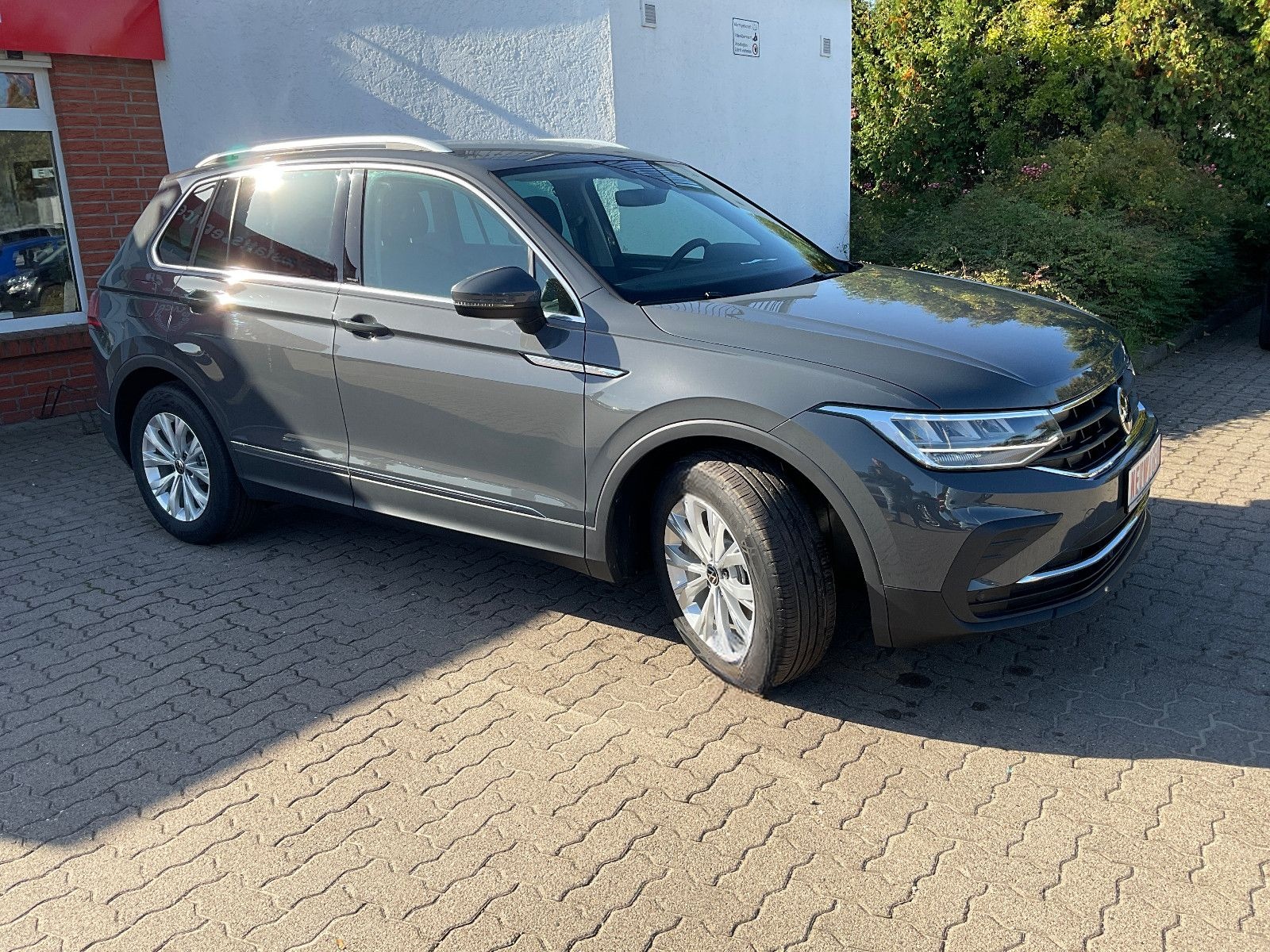 Volkswagen Tiguan 1.5 Life*Navi*AHZV schwenk*Licht-&Regens foto 2