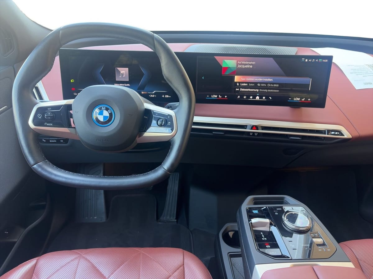 BMW iX xDrive40 Sportpaket PanoSky ParkAs HarKar foto 2