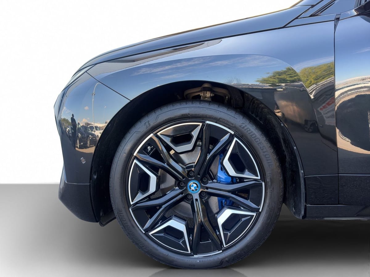 BMW iX xDrive40 Sportpaket PanoSky ParkAs HarKar foto 3