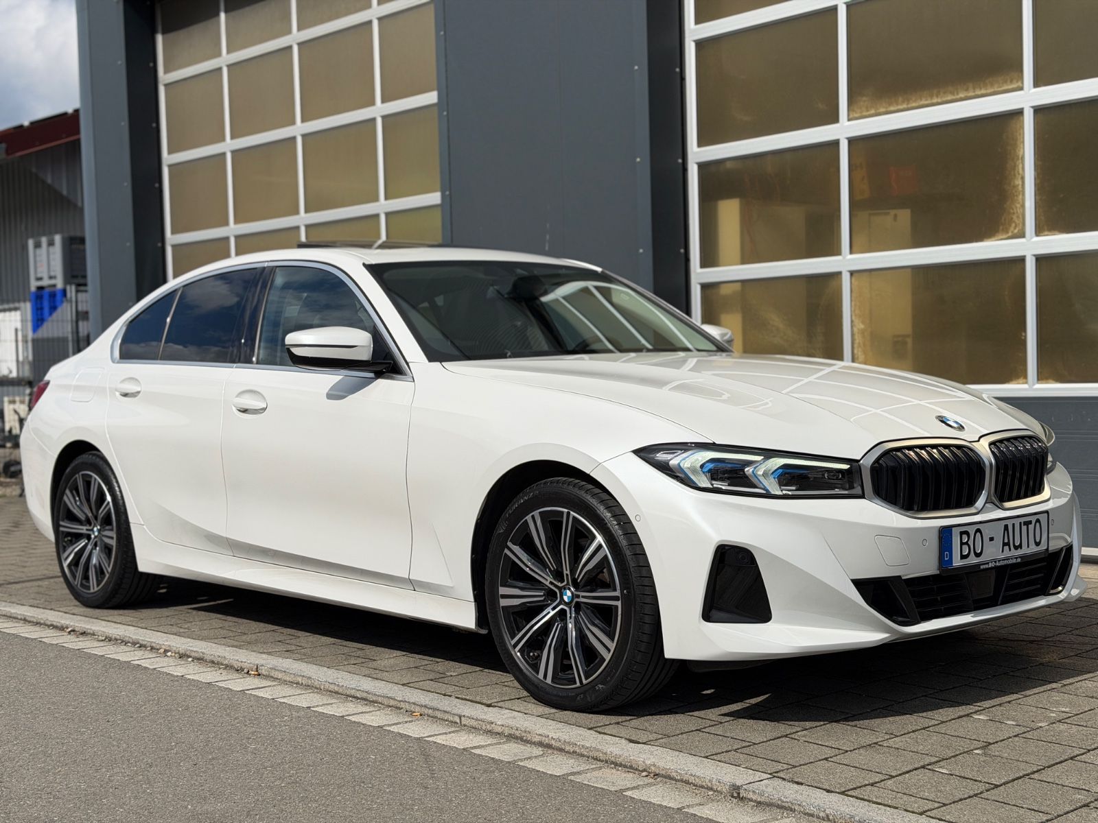 BMW 320 d xDrive Leder Glas LED HuD StdHzg. ACC Key foto 1
