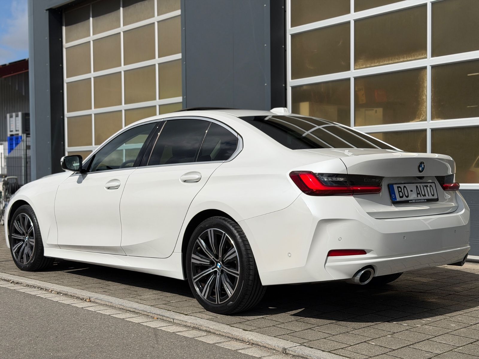 BMW 320 d xDrive Leder Glas LED HuD StdHzg. ACC Key foto 2