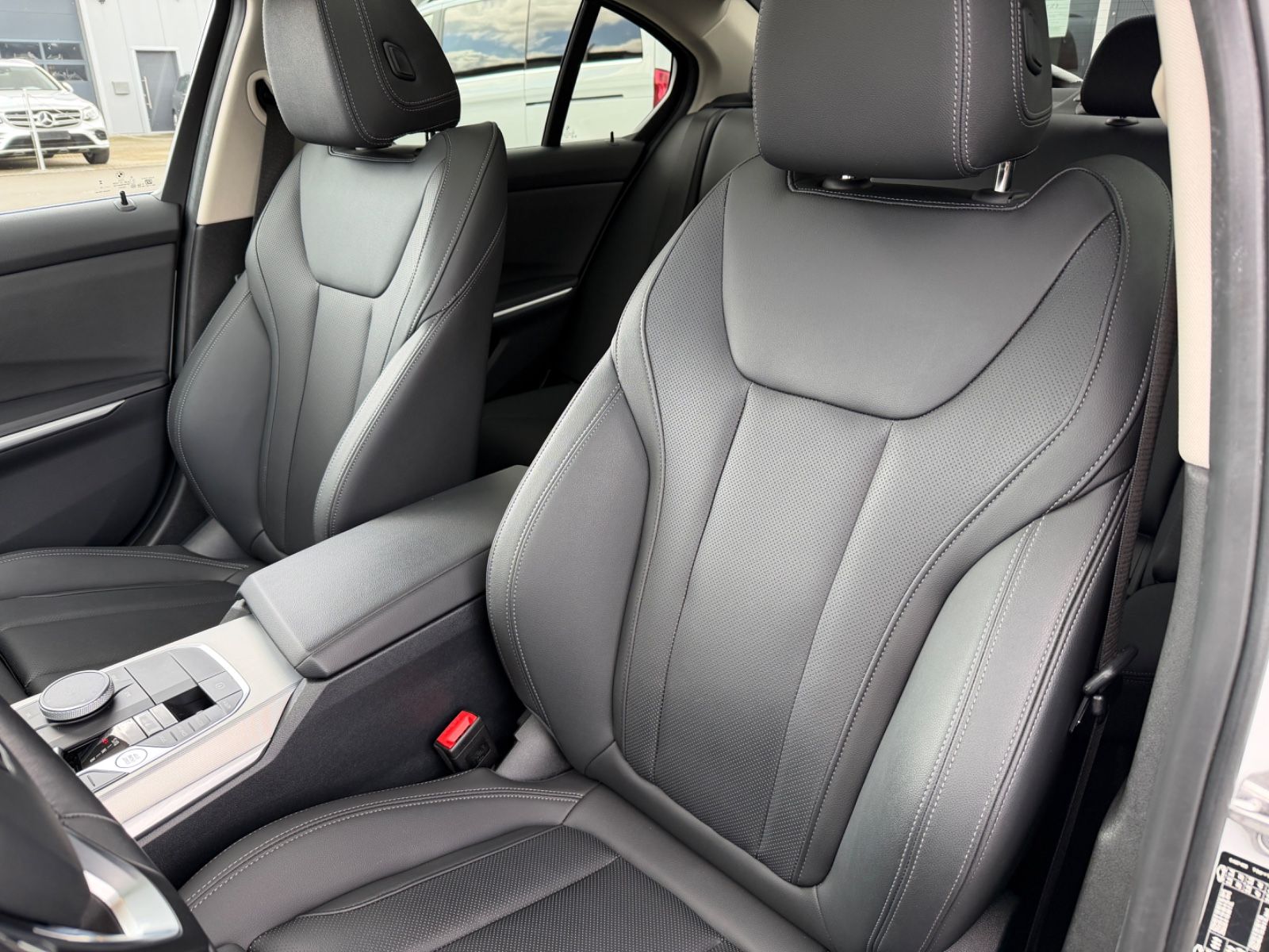BMW 320 d xDrive Leder Glas LED HuD StdHzg. ACC Key foto 4