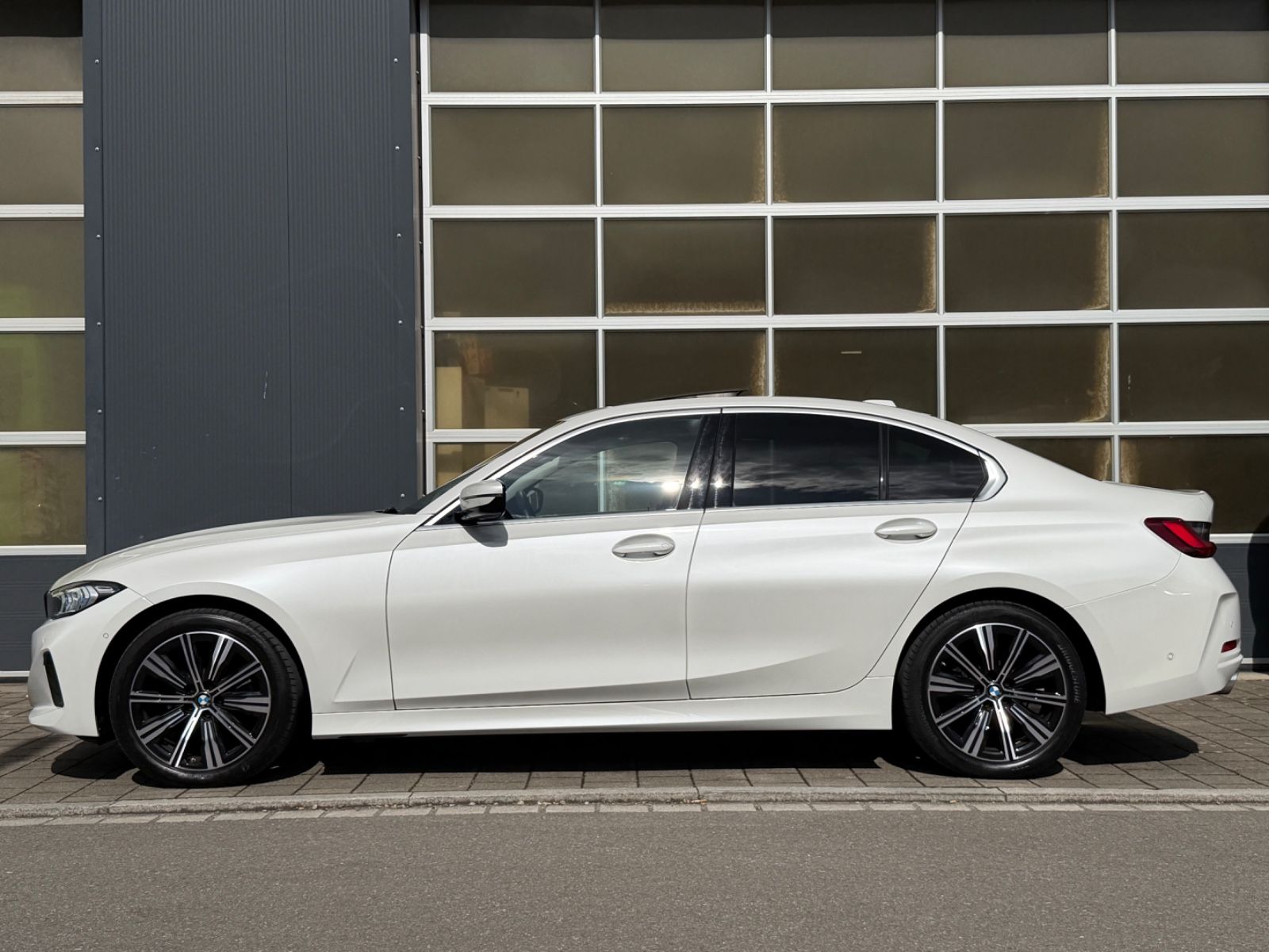 BMW 320 d xDrive Leder Glas LED HuD StdHzg. ACC Key foto 5
