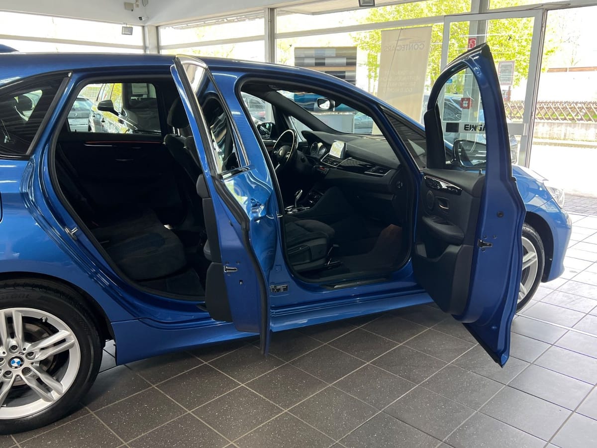 BMW 220d Active Tourer xD LED+Kamera+AHK+DDC+Pano foto 13