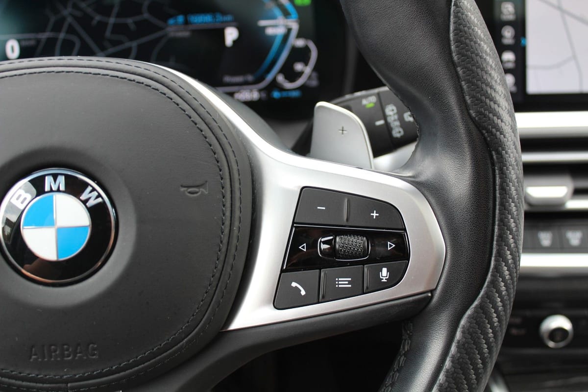 BMW 330e M-SPORTPAKET PANORAMA KAMERA HUD AHK foto 15