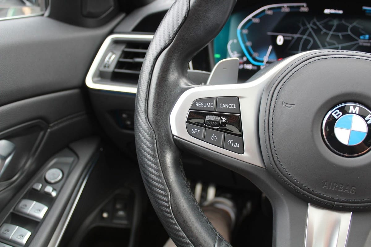 BMW 330e M-SPORTPAKET PANORAMA KAMERA HUD AHK foto 16