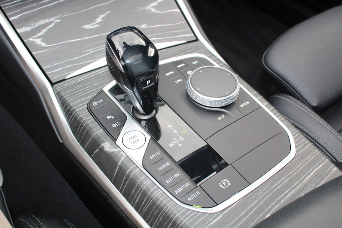 BMW 330e M-SPORTPAKET PANORAMA KAMERA HUD AHK foto 17