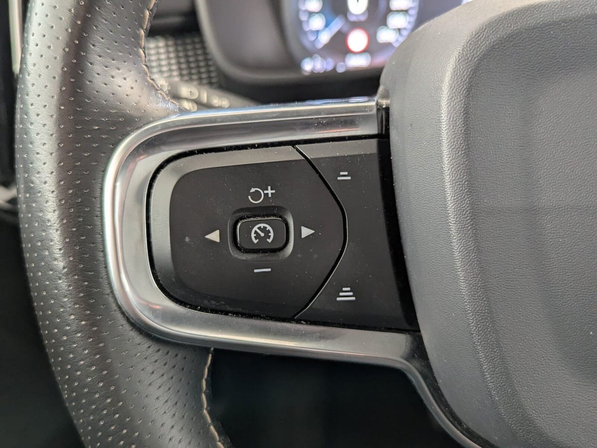 Volvo XC 40 T3 2WD R-Design 6d LED NAVI SHZ RFK foto 25