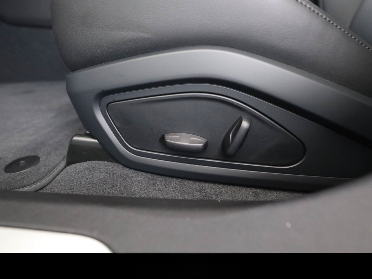 Porsche Taycan / BOSE/ Hinterachslenk./ 20 Zoll/ Glasdac foto 16