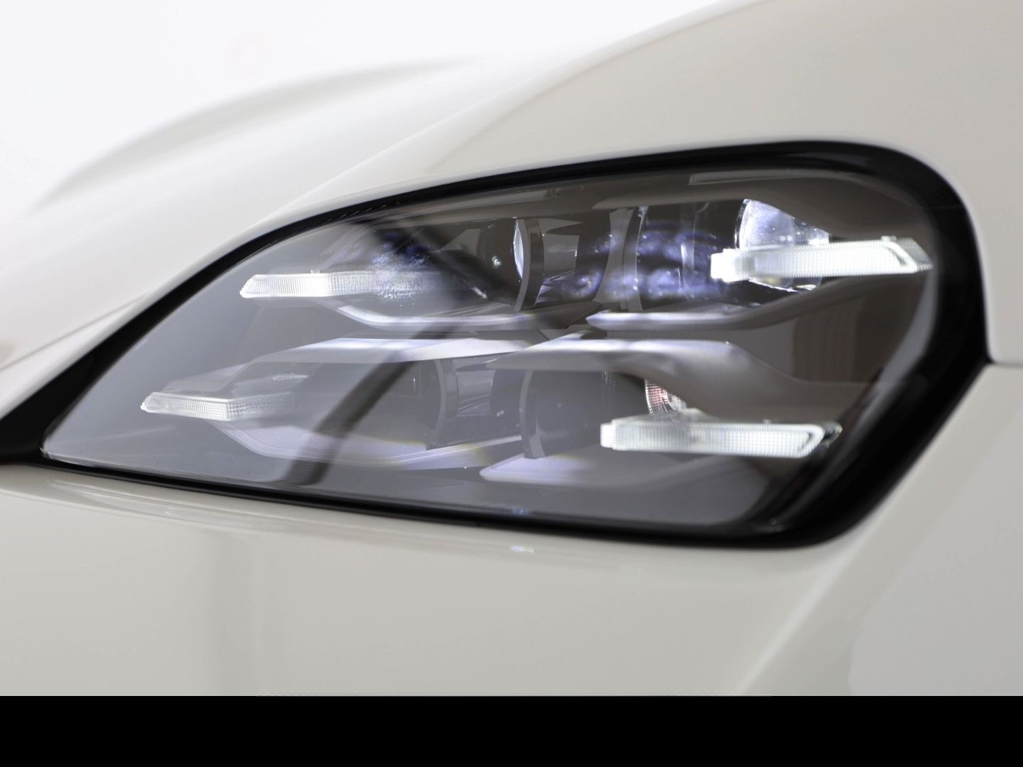 Porsche Taycan / BOSE/ Hinterachslenk./ 20 Zoll/ Glasdac foto 23