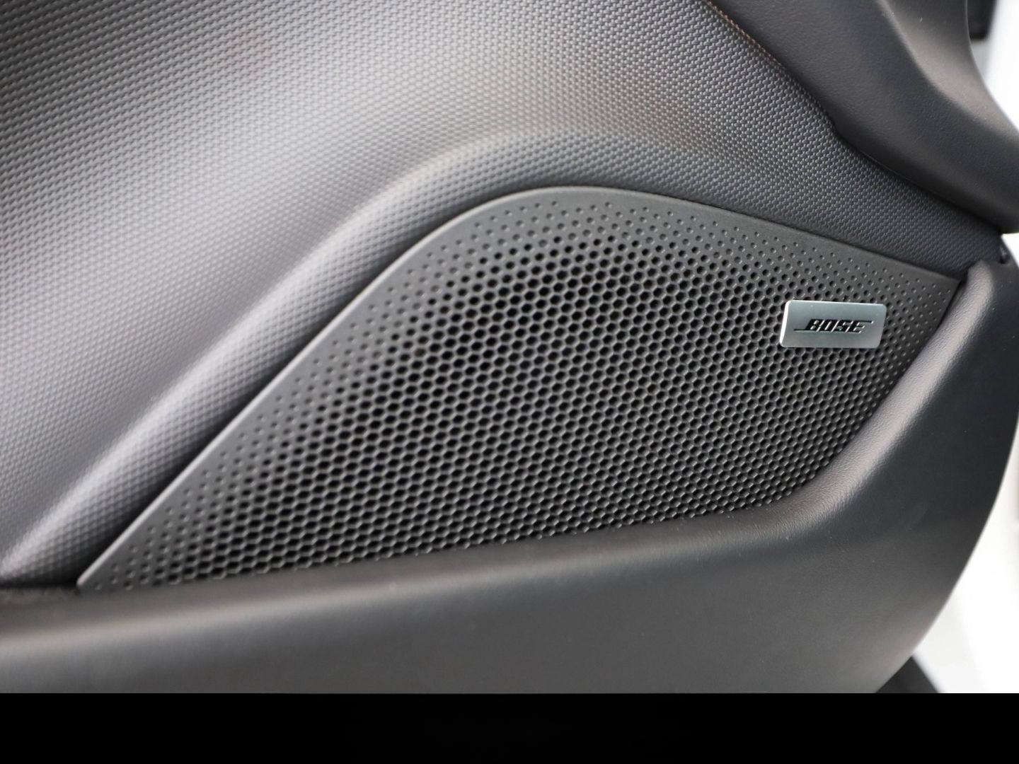 Porsche Taycan / BOSE/ Hinterachslenk./ 20 Zoll/ Glasdac foto 24