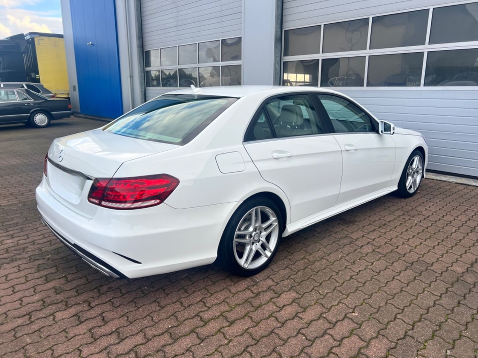 Mercedes-Benz E 350 4MATIC AMG 18"AMG/HARMAN KARDON/KEYLESS-GO foto 4