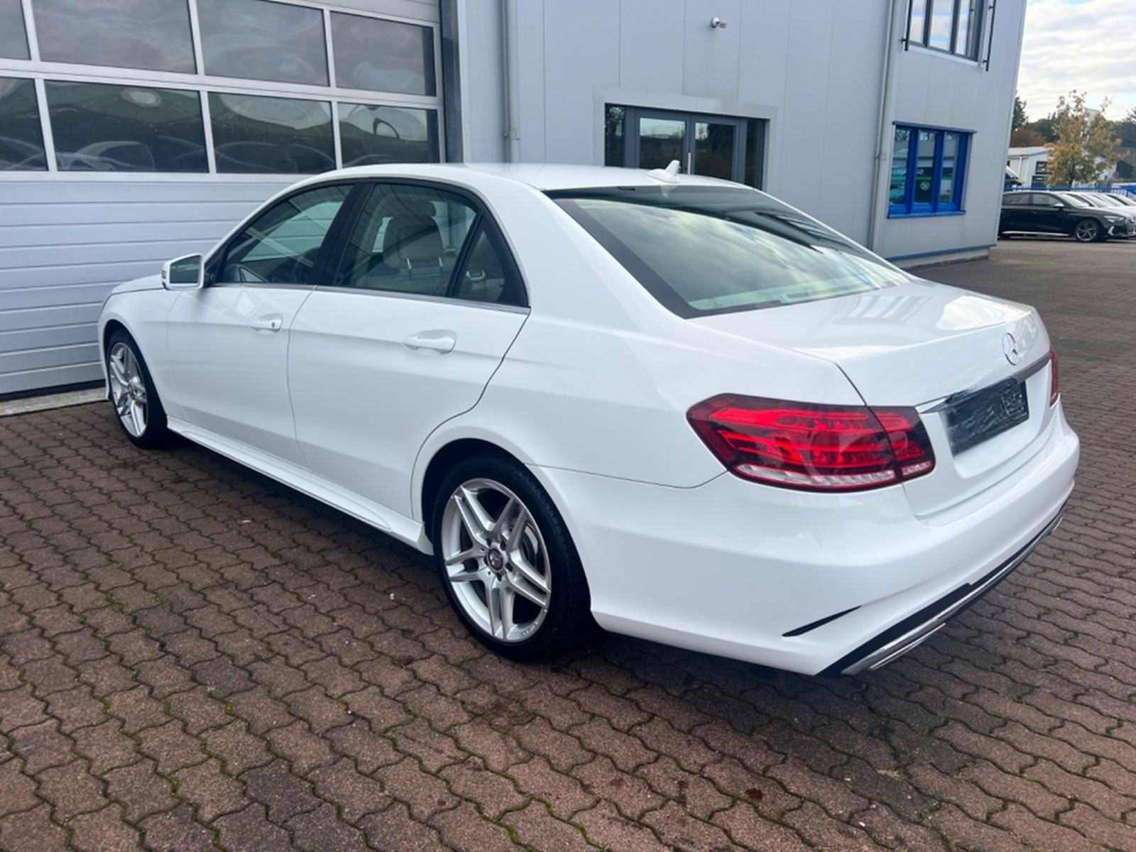 Mercedes-Benz E 350 4MATIC AMG 18"AMG/HARMAN KARDON/KEYLESS-GO foto 5