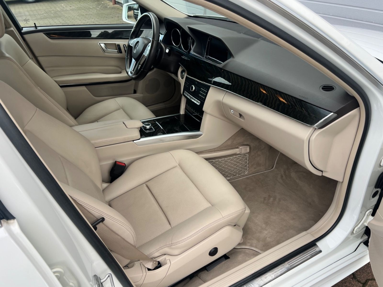 Mercedes-Benz E 350 4MATIC AMG 18"AMG/HARMAN KARDON/KEYLESS-GO foto 10