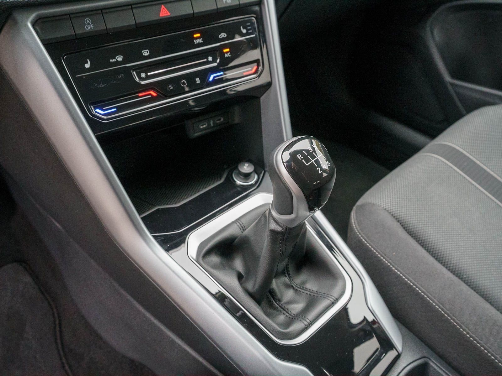 Volkswagen T-Roc Life 1.5 TSI LED Navi PDC SHZ VC Stdhzg foto 12