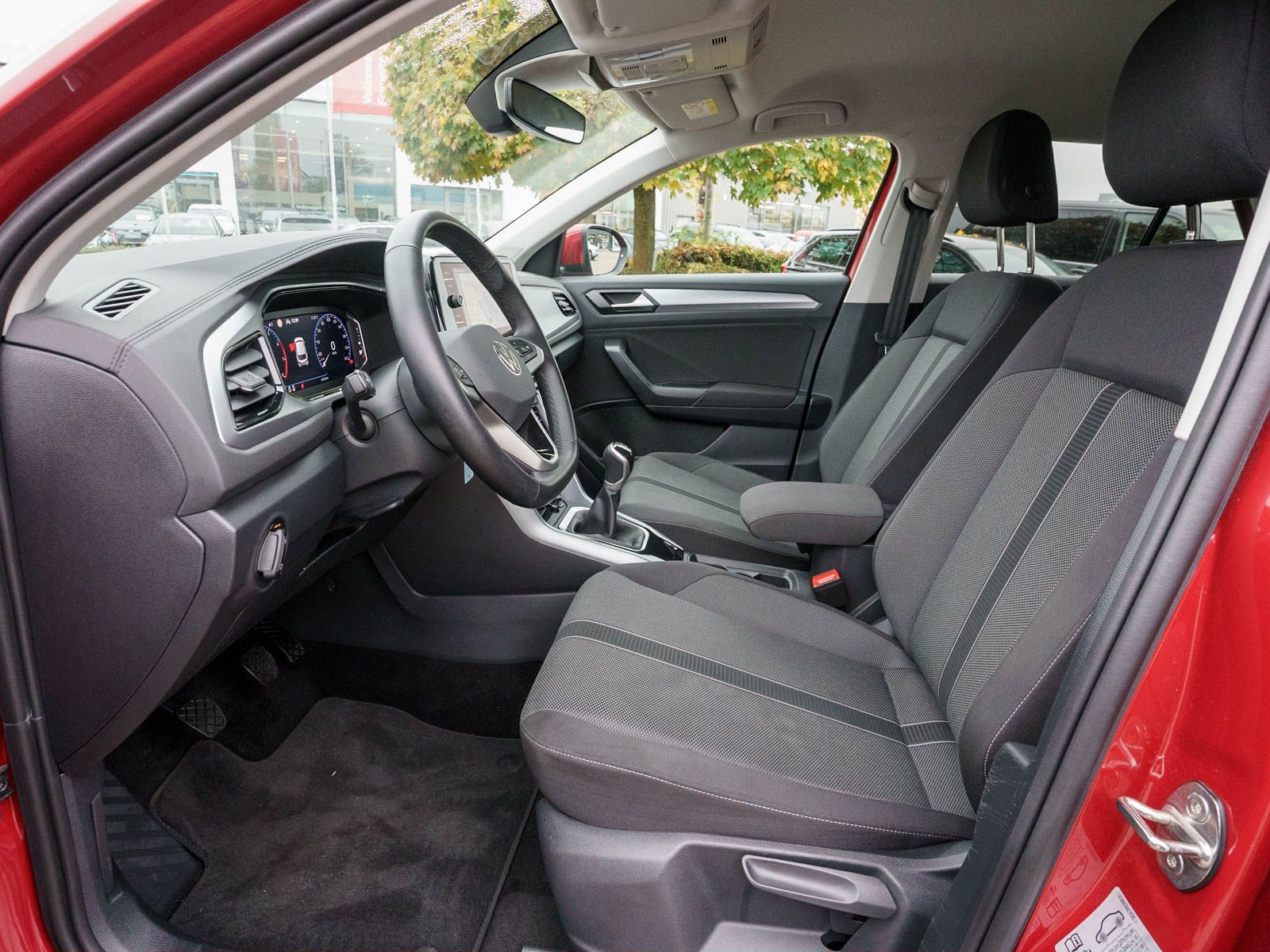 Volkswagen T-Roc Life 1.5 TSI LED Navi PDC SHZ VC Stdhzg foto 17