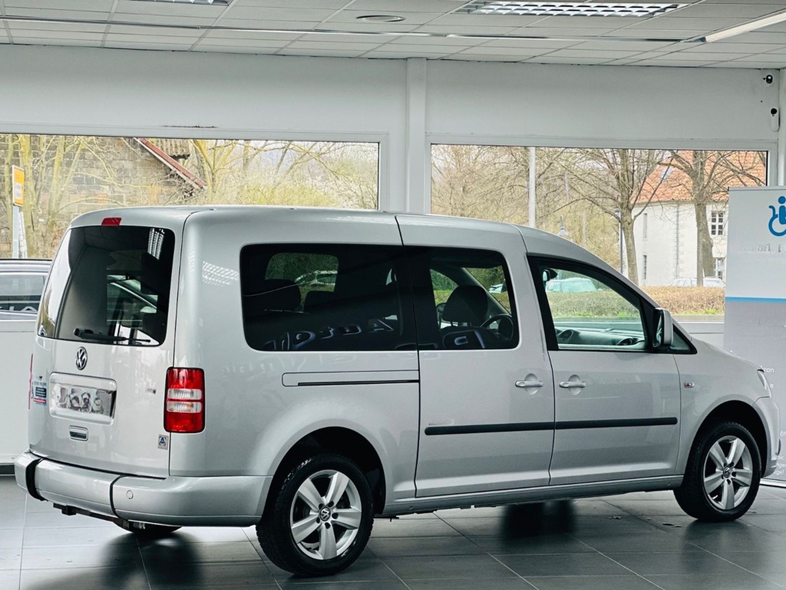 Volkswagen Caddy Maxi 1.6 TDI Behindertengerecht-Rampe foto 6