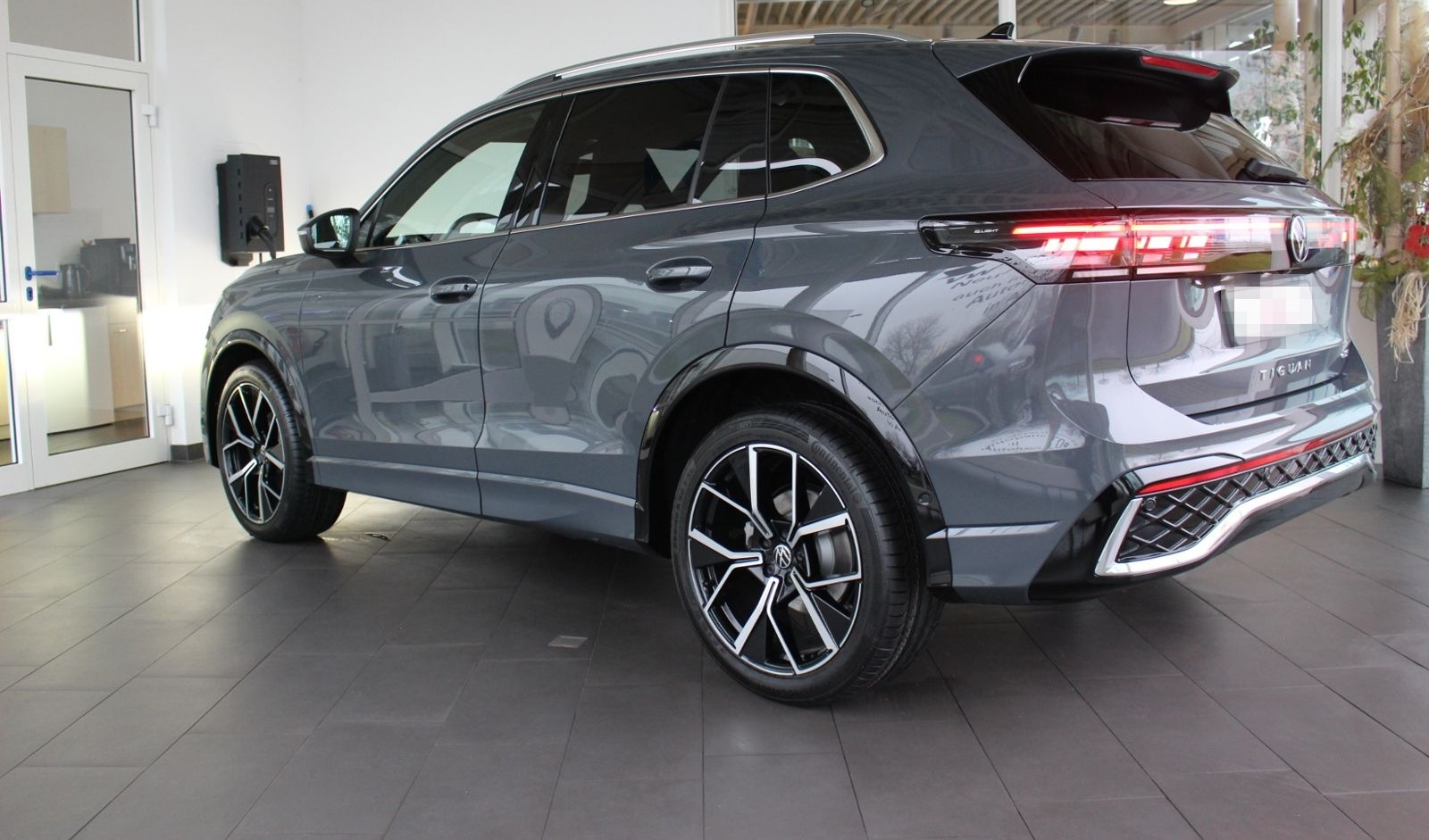 Volkswagen Tiguan R-Line 1,5 TSI IQ.Matrix Harman Sound Nav foto 2