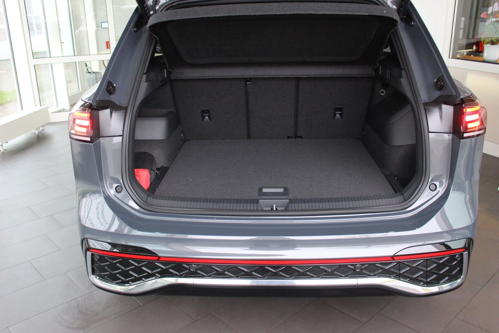 Volkswagen Tiguan R-Line 1,5 TSI IQ.Matrix Harman Sound Nav foto 17