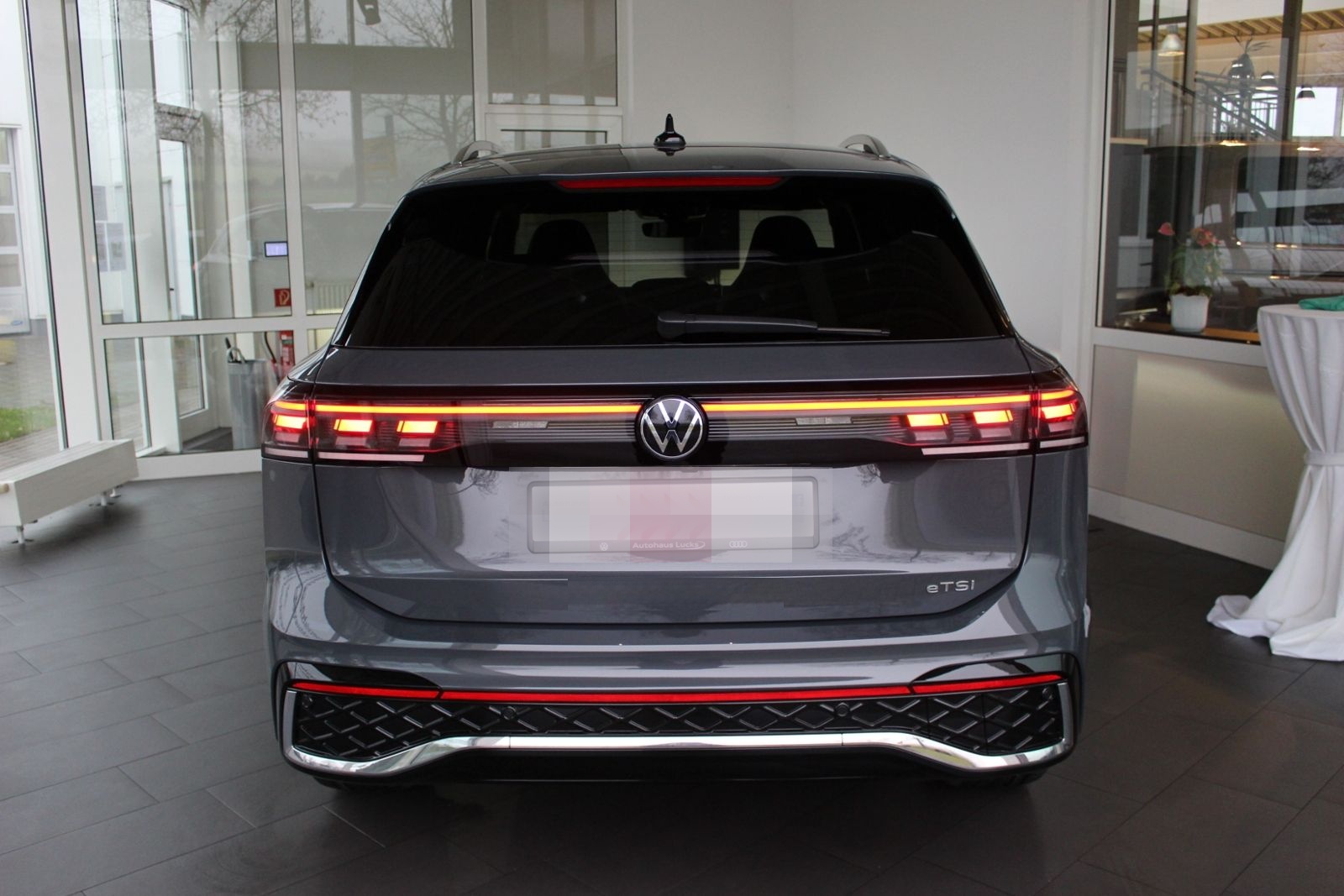 Volkswagen Tiguan R-Line 1,5 TSI IQ.Matrix Harman Sound Nav foto 4