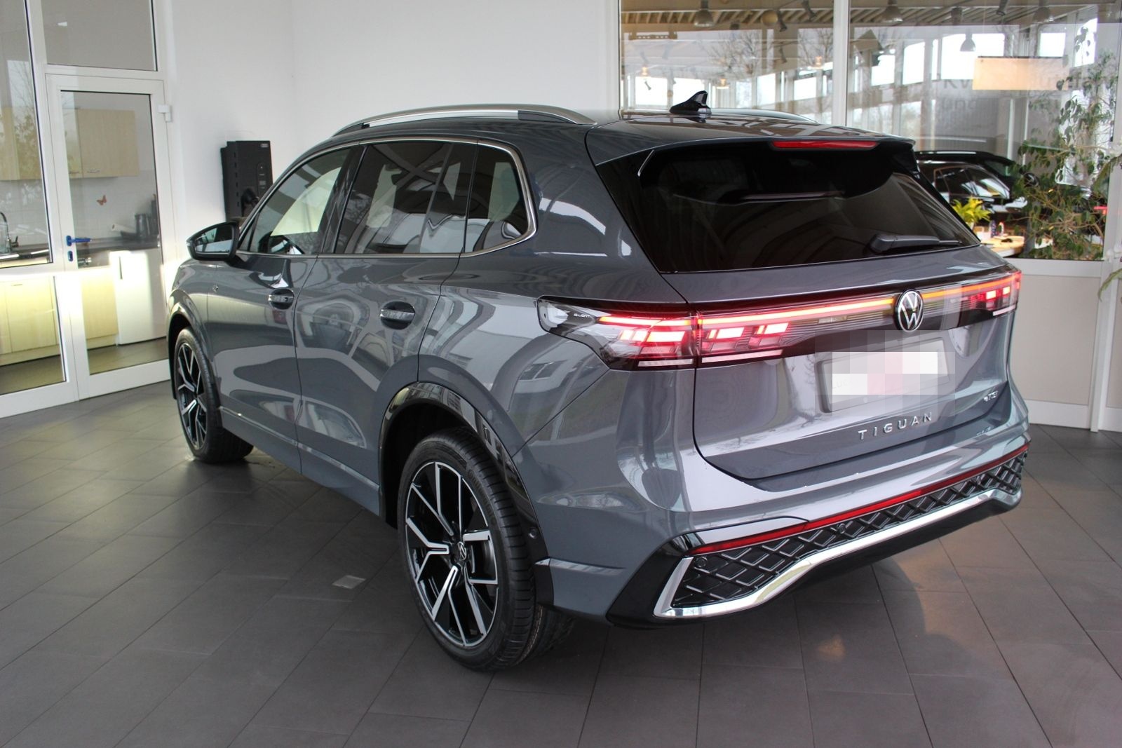 Volkswagen Tiguan R-Line 1,5 TSI IQ.Matrix Harman Sound Nav foto 6