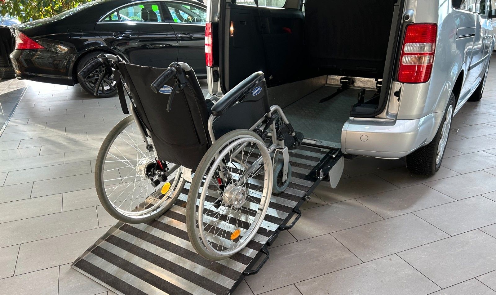 Volkswagen Caddy Maxi Roncalli 2.0TDI Behindertengerecht foto 11